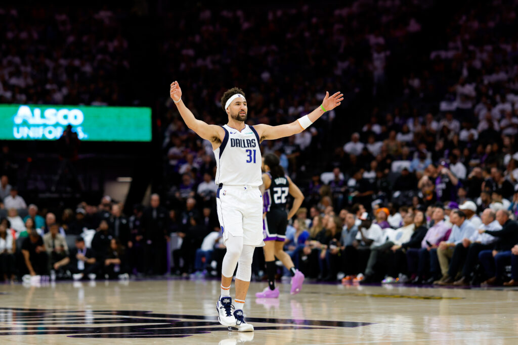 USA TODAY: Klay Thompson, Dallas Mavericks, esulta durante la gara di Play-In contro i Sacramento Kings