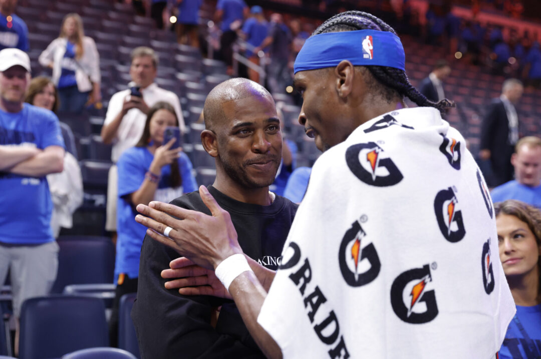 Chris Paul a bordo campo con Shai Glgeous-Alexander dopo Gara -2 delle Western Conference Finals 2025 tra Oklahoma City Thunder e Minnesota Timberwolves