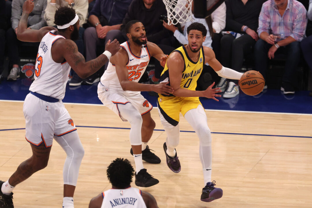 Tyrese Haliburton inseguito da Mikal Bridges e Mitchell Robinson in Gara -5 delle Eastern Conference Finals 2025 tra New York Knicks e Indiana Pacers