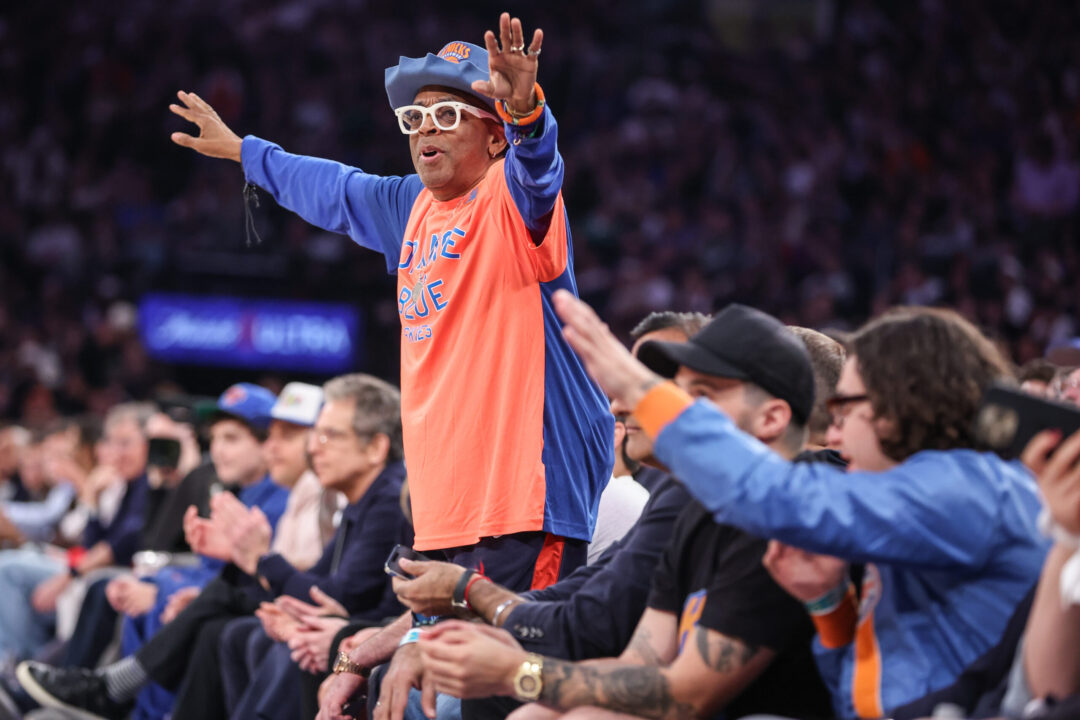 Spike Lee in prima fila al Madison Square Garden durante la serie di Playoff tra New York Knicks e Boston Celtics