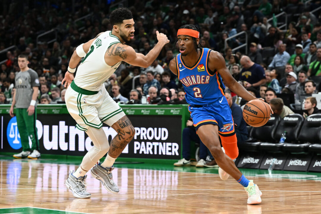 Shai Gilgeous-Alexander inseguito da Jayson Tatum nel match di Regular Season tra Oklahoma City Thunder e Boston Celtics