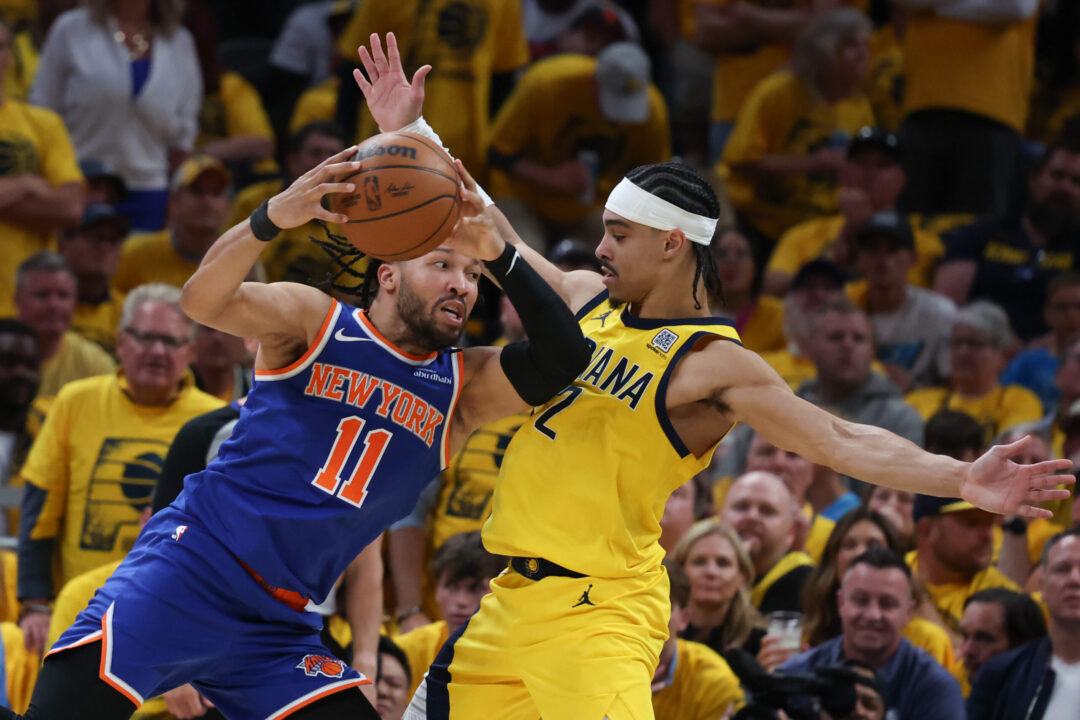 Andrew Nembhard difende su Jalen Brunson in Gara -6 delle Eastern Confernce Finals 2025 tra Indiana Pacers e New York Knicks