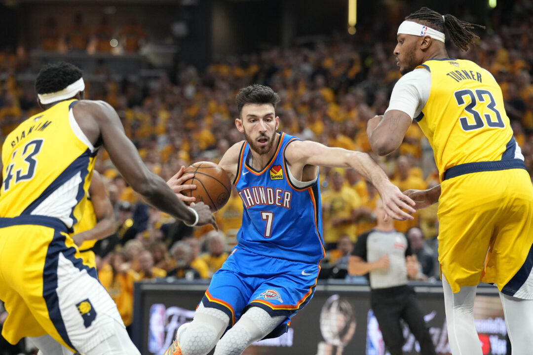 Chet Holmgren, Oklahoma City Thunder, attacca la difesa dei Pacers durante Gara 3 delle NBA Finals
