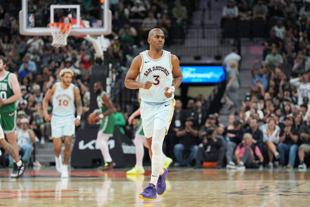 Chris Paul con la maglia dei San Antonio Spurs durante la stagione regolare 2024/25
