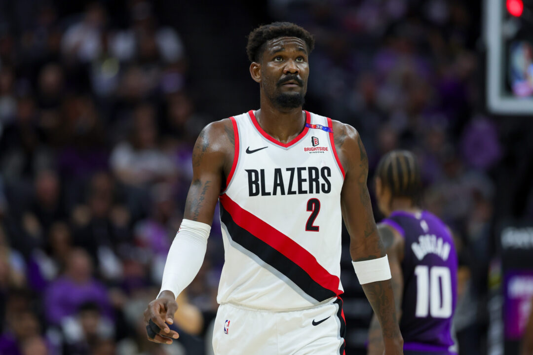 DeAndre Ayton con la maglia dei Portland Trail Blazers