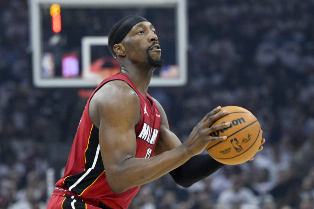 Bam Adebayo, Miami Heat, si prepara per il tiro