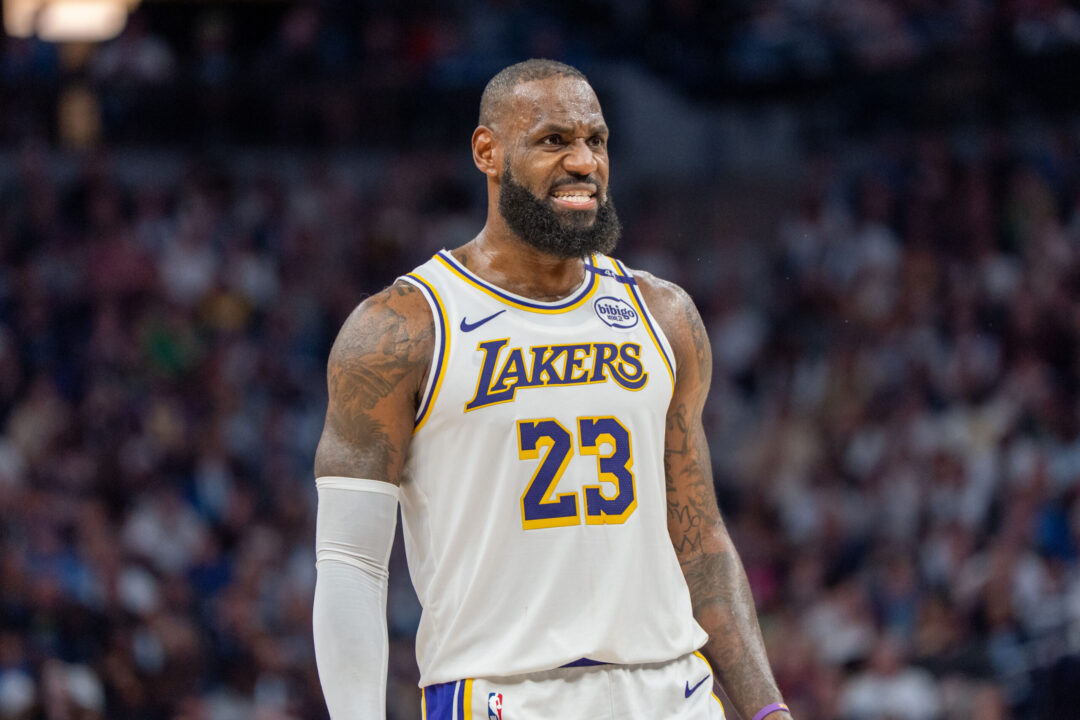 LeBron James con la maglia dei Los Angeles Lakers
