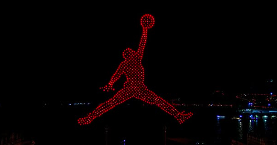Il logo di Jordan Brand, rappresentato dai droni nel cielo di Trieste