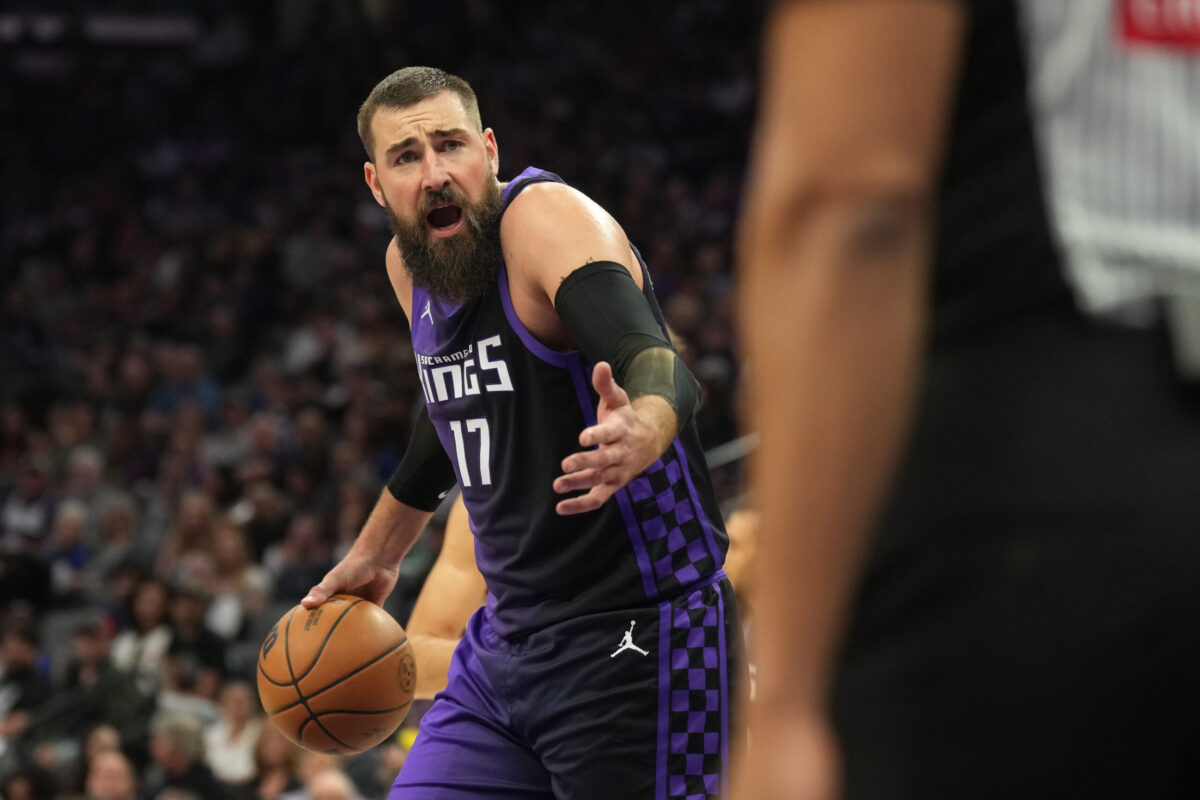 Jonas Valanciunas con la maglia dei Sacramento Kings