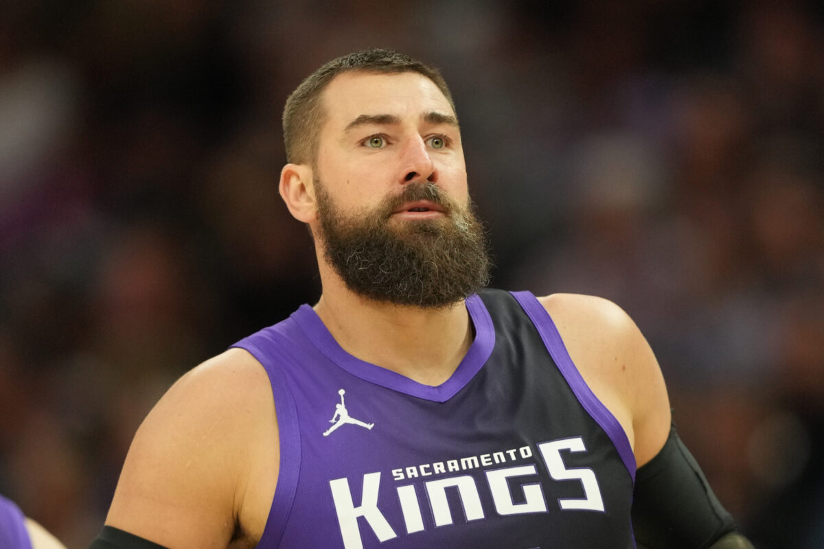 Jonas Valanciunas con la maglia dei Sacramento Kings nella stagione 2024/25