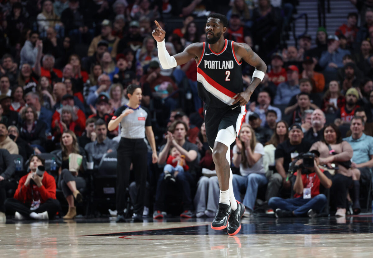 DeAndre Ayton in maglia Portland Trail Blazers