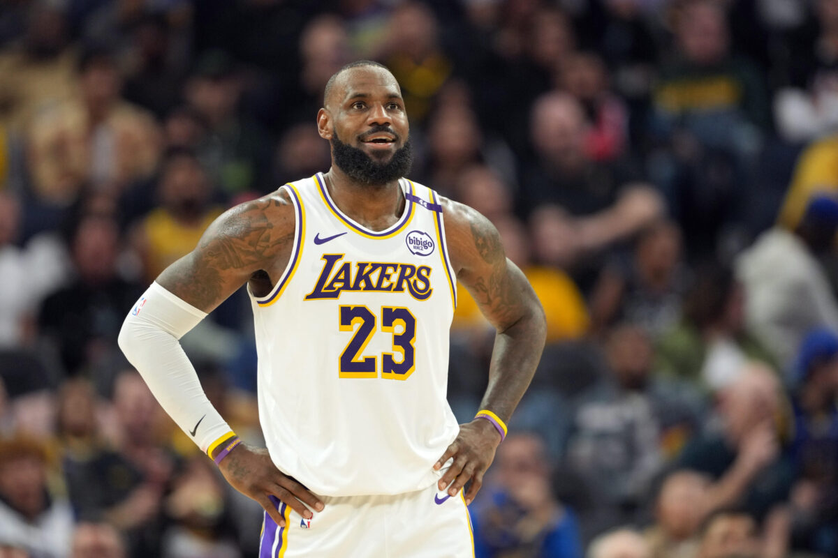 LeBron James con la maglia dei Los Angeles Lakers