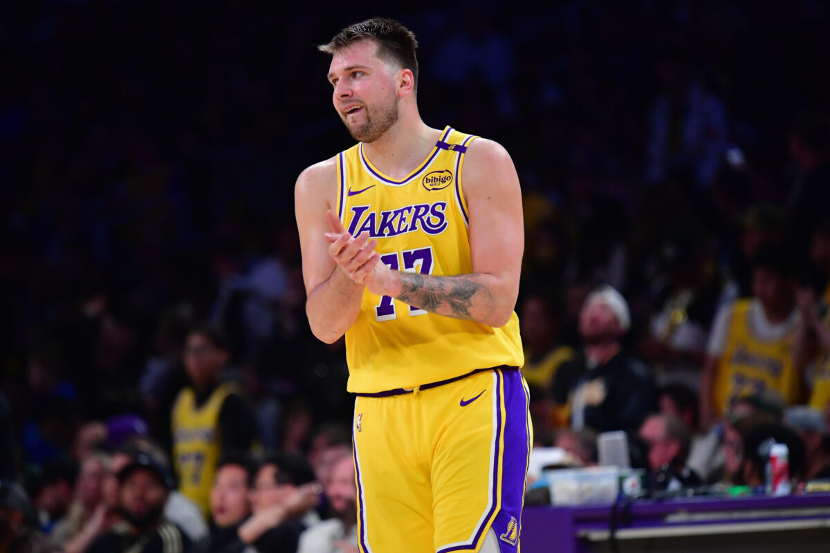 Luka Doncic con la maglia dei Los Angeles Lakers