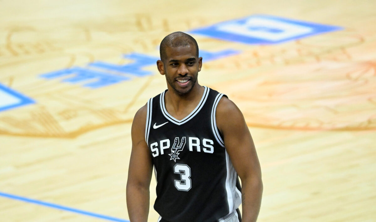 Chris Paul con la maglia degli Spurs