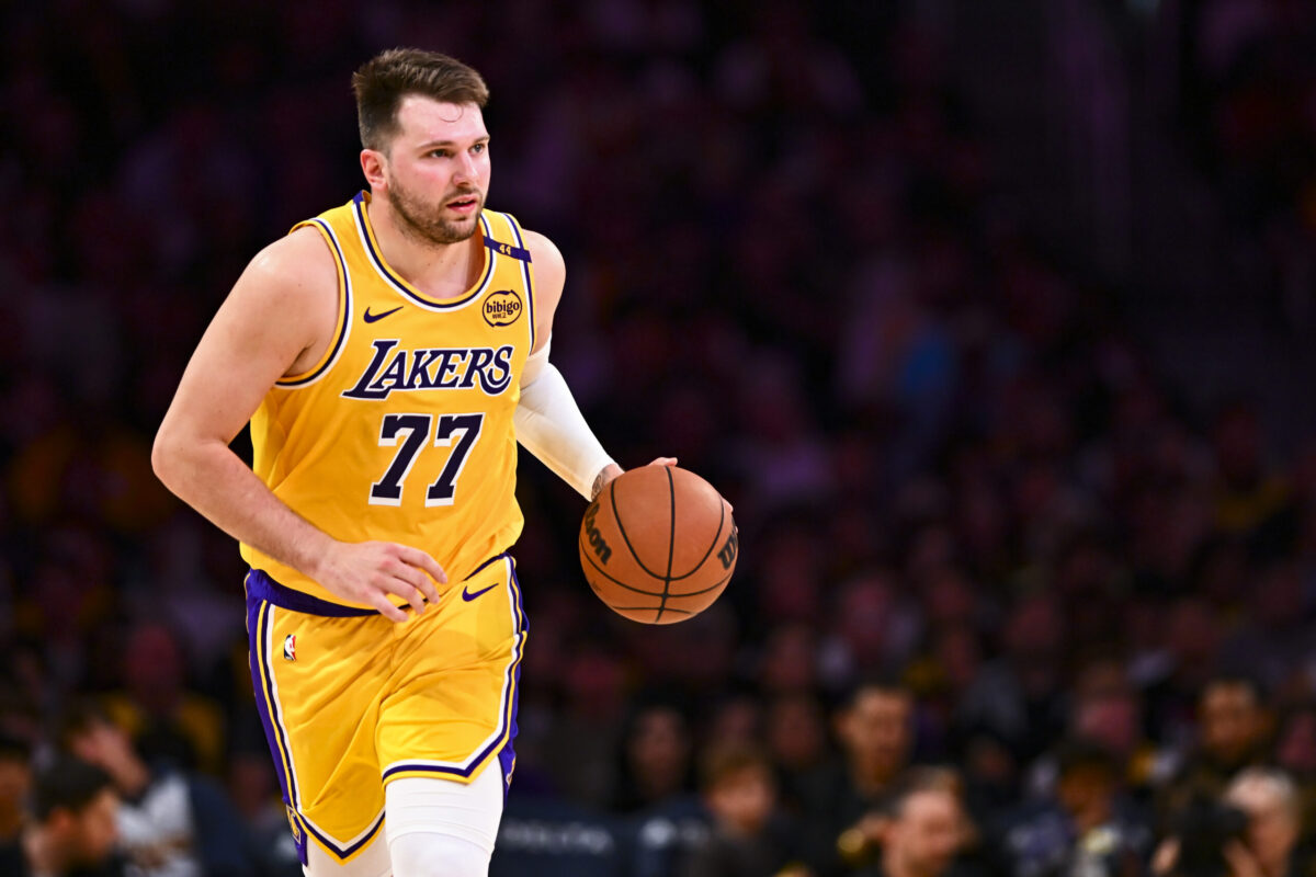 Luka Doncic con la maglia dei Los Angeles Lakers