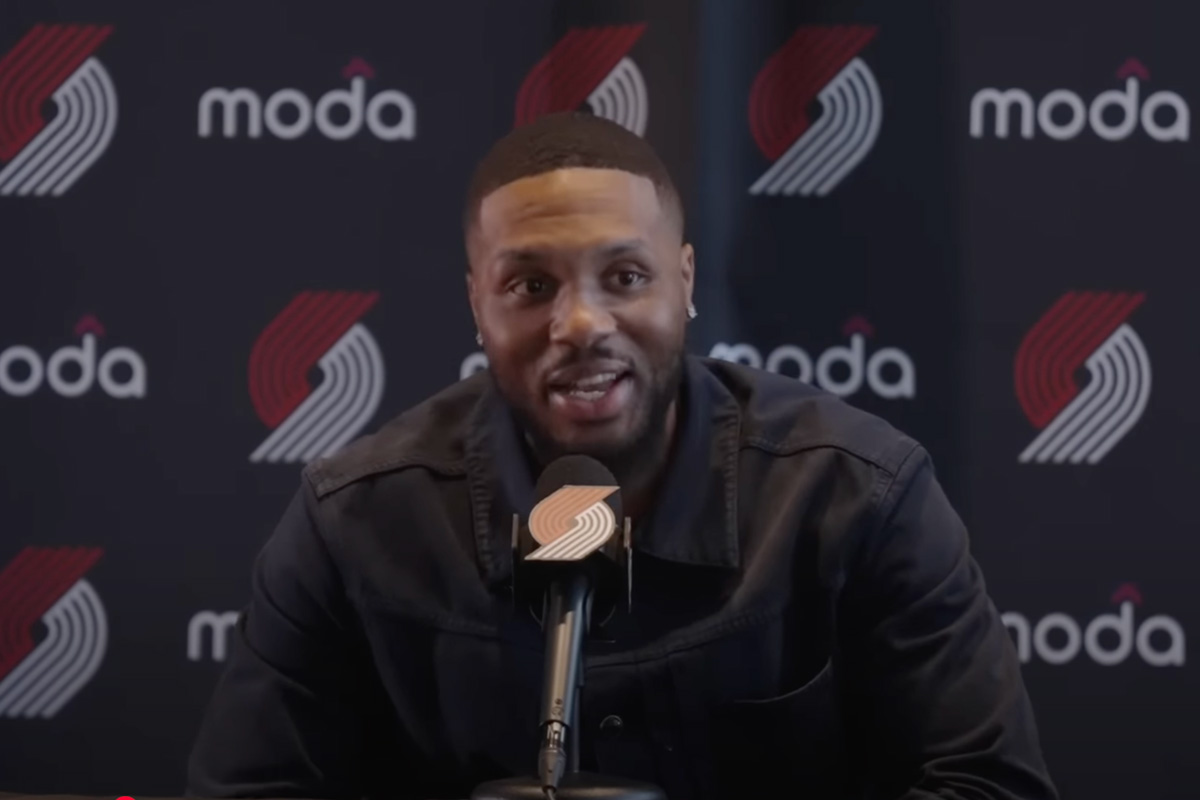 Damian Lillard alla conferenza stampa di presentazione con i Portland Trail Blazers