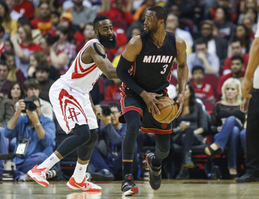 Dwyane Wade contro James Harden, con le maglie di Miami Heat e Houston Rockets