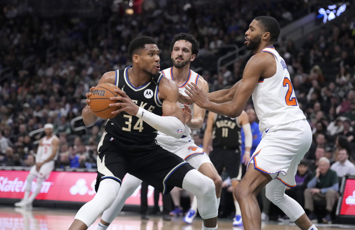 Giannis Antetokounmpo e Mikal Bridges, in Bucks-Knicks