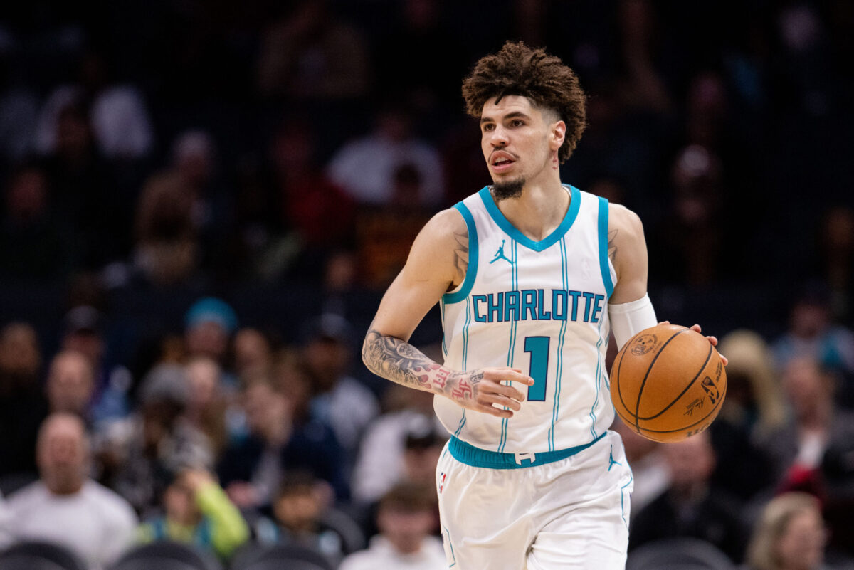LaMelo Ball in maglia Charlotte Hornets