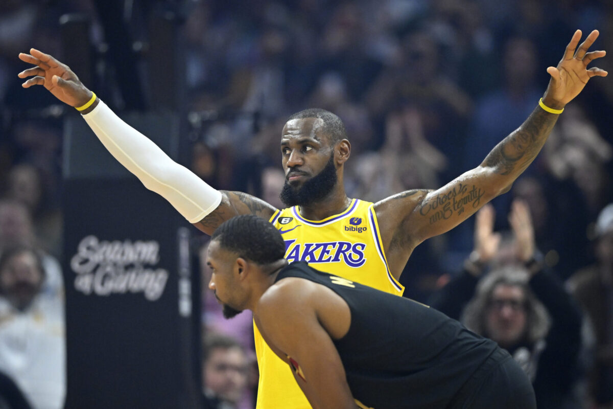 LeBron James in maglia Los Angeles Lakers contro i Cleveland Cavaliers