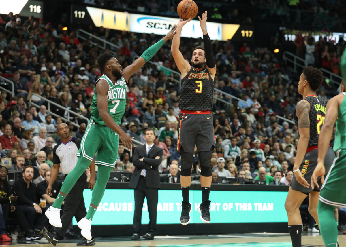 Marco Belinelli tira contro la difesa di Jaylen Brown