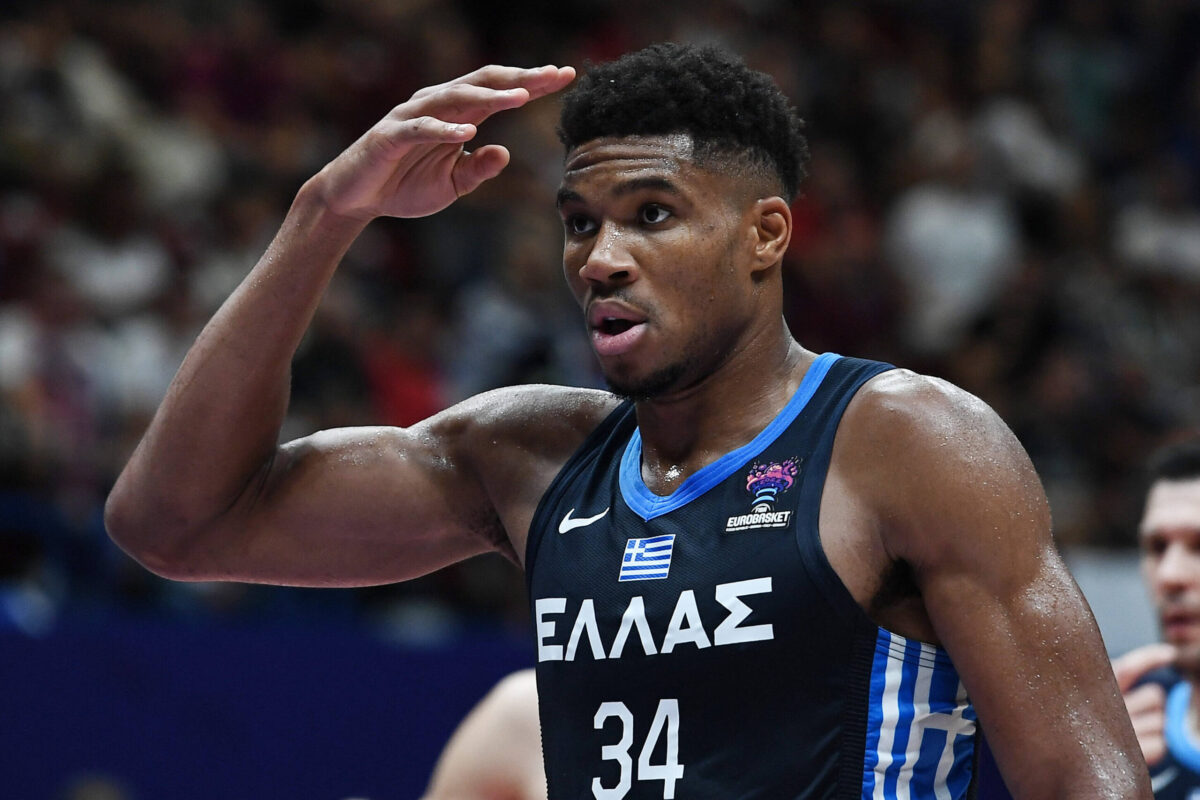 Giannis Antetokounmpo con la maglia della Grecia