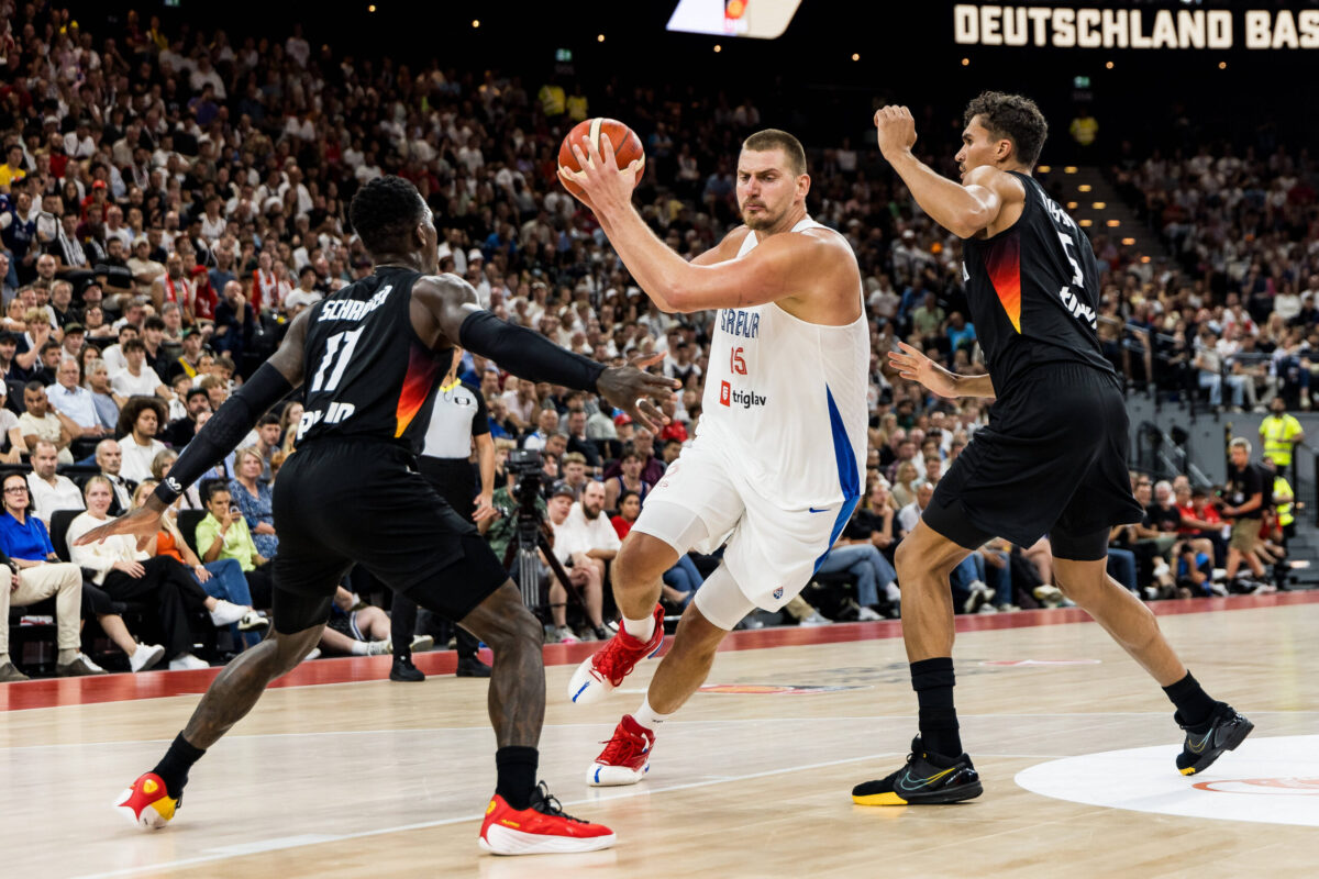 Nikola Jokic attacca Dennis Schroder in palleggio, nella sfida tra Germania e Serbia della Turkish Airlines Supercup