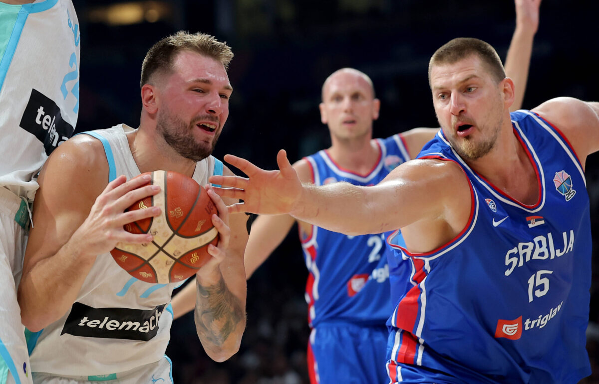Nikola Jokic e Luka Doncic nel match tra Serbia e Slovenia verso EuroBasket 2025