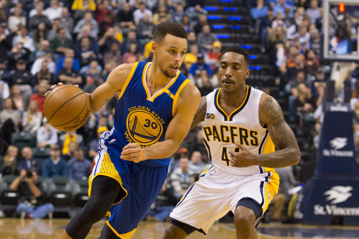 Stephen Curry attacca Jeff Teague in palleggio, Warriors-Pacers