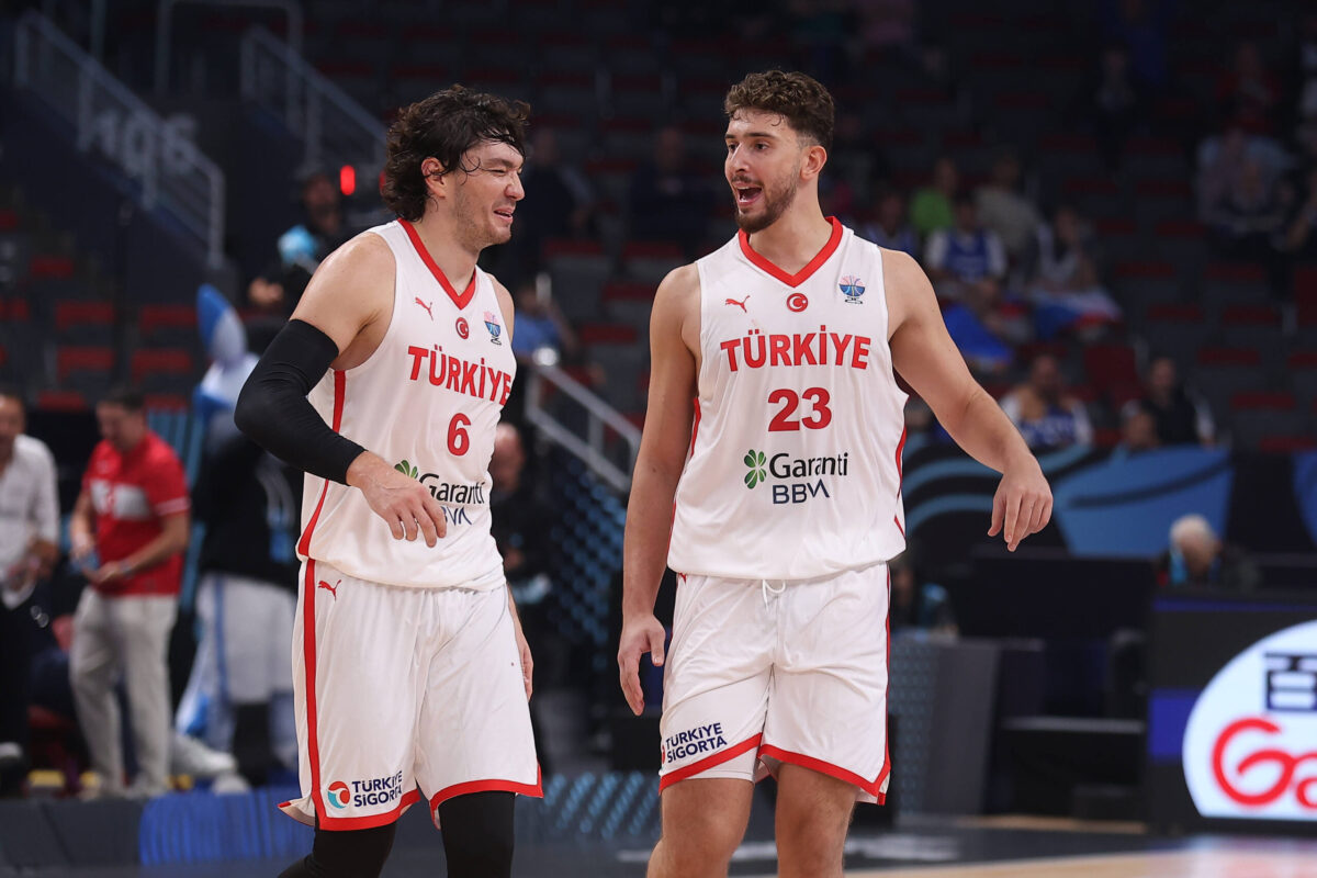 Alperen Sengun e Cedi Osman con la maglia della Turchia a EuroBasket 2025