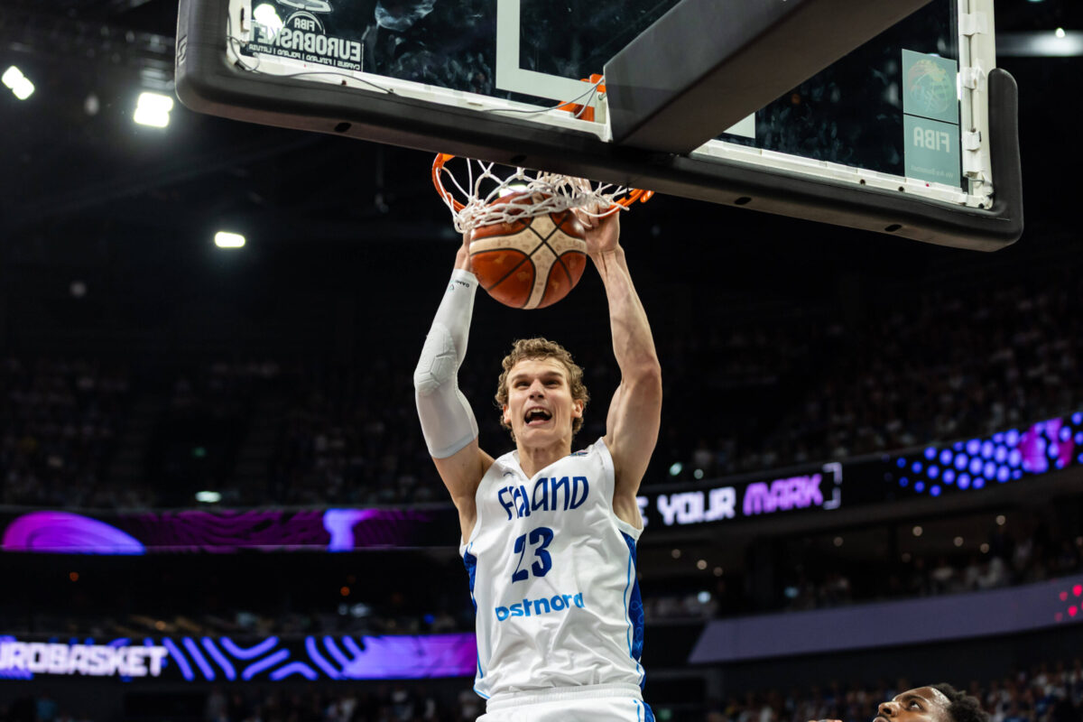 Lauri Markkanen in azione con la maglia della Finlandia a EuroBasket 2025