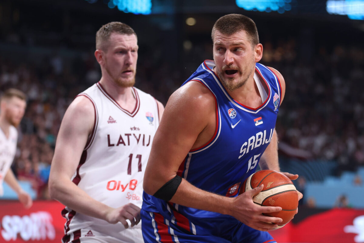 Nikola Jokic in azione a EuroBasket 2025 con la maglia della Serbia