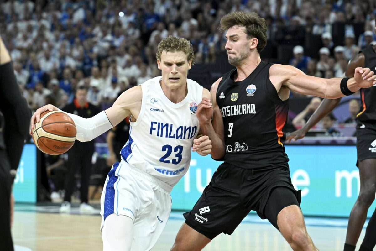 Lauri Markkanen in azione con la maglia della Finlandia a Eurobasket 2025