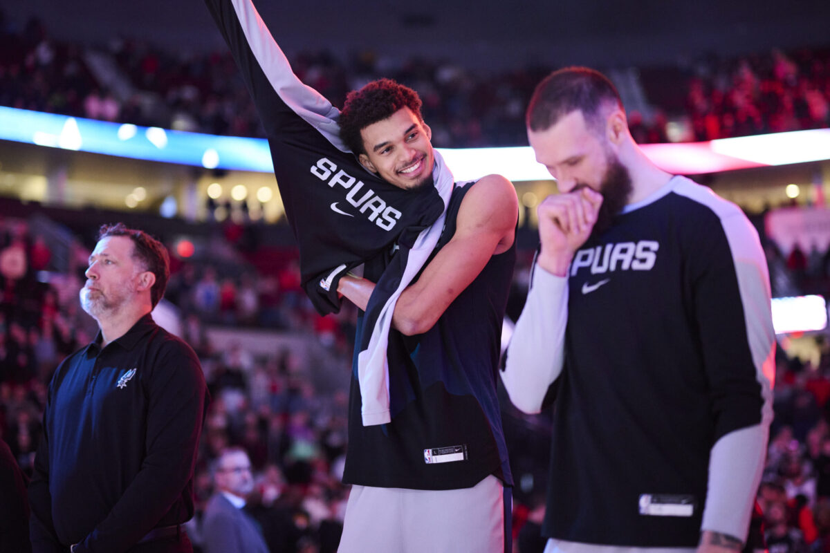Victor Wembanyama e Sandro Mamukelashvili con la maglia dei San Antonio Spurs