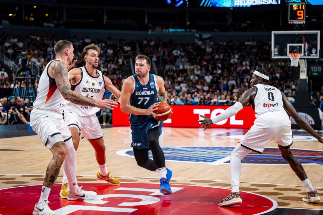 Luka Doncic in azione con la maglia della Slovenia a EuroBasket 2025