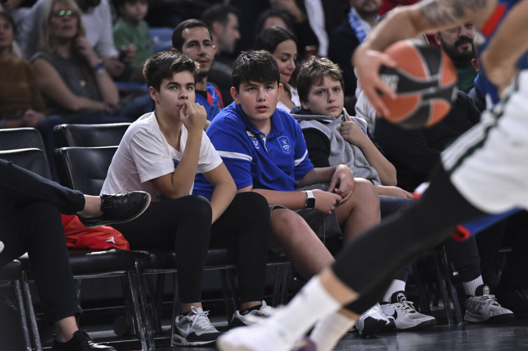 Sarp Ataman a bordo campo durante una partita di Eurolega dell'Anadolu Efes