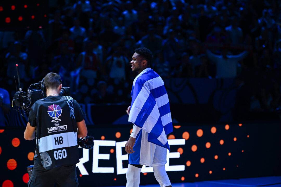 Giannis Antetokounmpo indossa la bandiera della Grecia a EuroBasket 2025