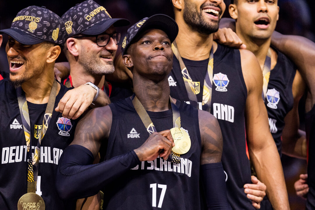 Dennis Schröder mostra la medaglia d'oro a EuroBasket 2025