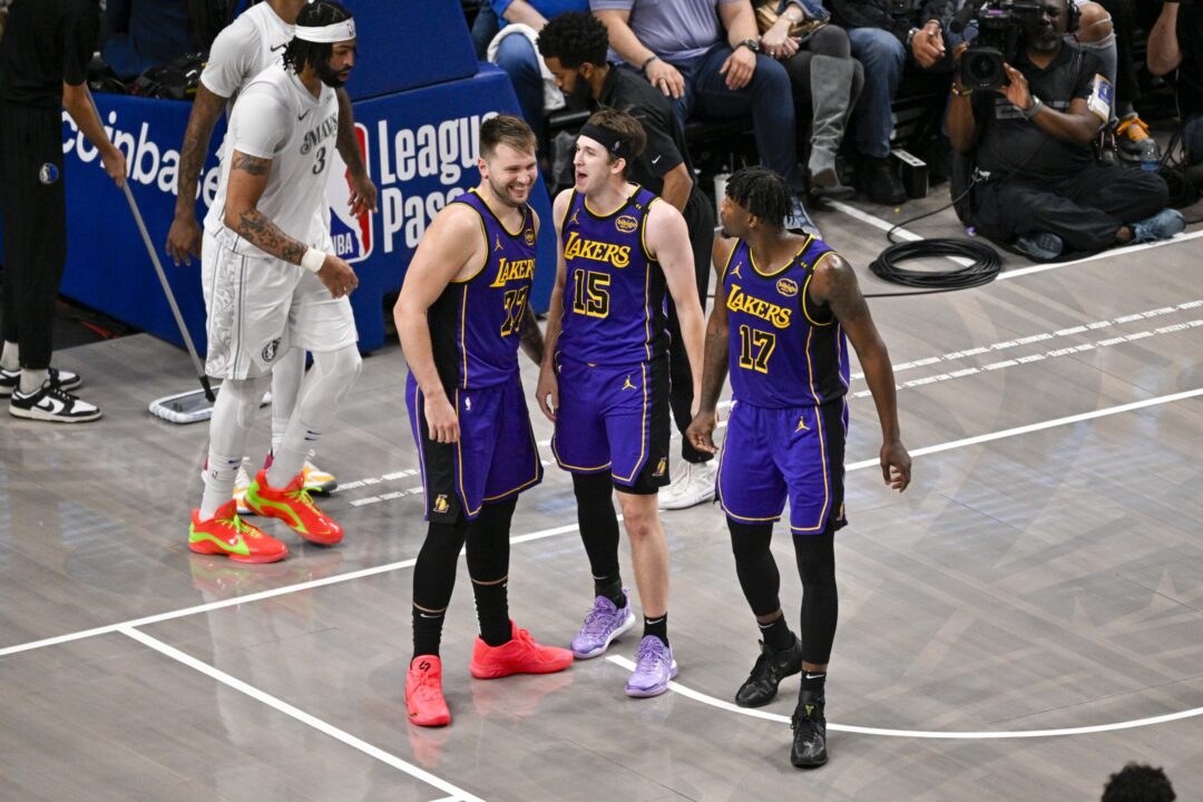 Austin Reaves e Luka Doncic in azione con la maglia dei Los Angeles Lakers