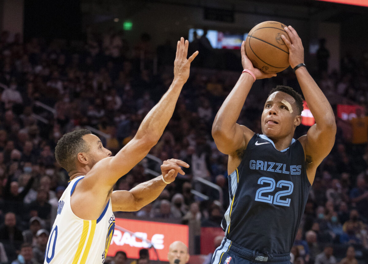 Desmond Bane, in azione con la maglia dei Memphis Grizzlies, tira contro Stephen Curry