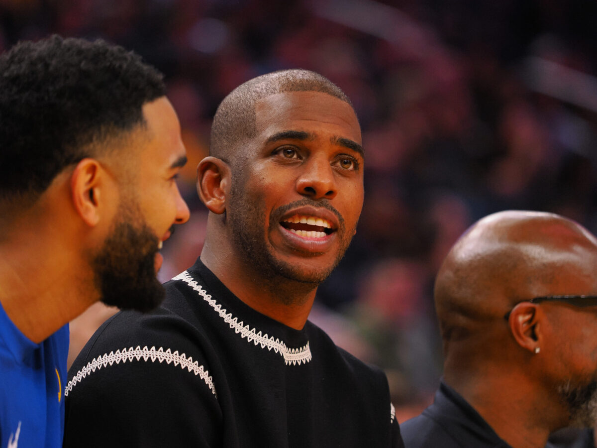 Chris Paul seduto in panchina