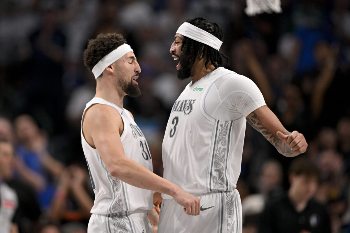 Klay Thompson e Anthony Davis in azione con i Dallas Mavericks