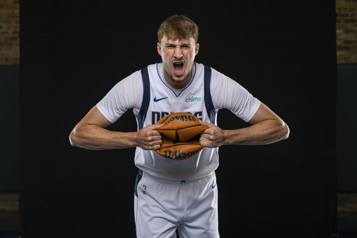 Cooper Flagg al media day dei Dallas Mavericks