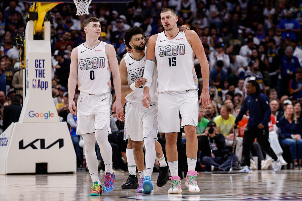 Nikola Jokic, Jamal Murray e Christian Braun con la maglia dei Denver Nuggets