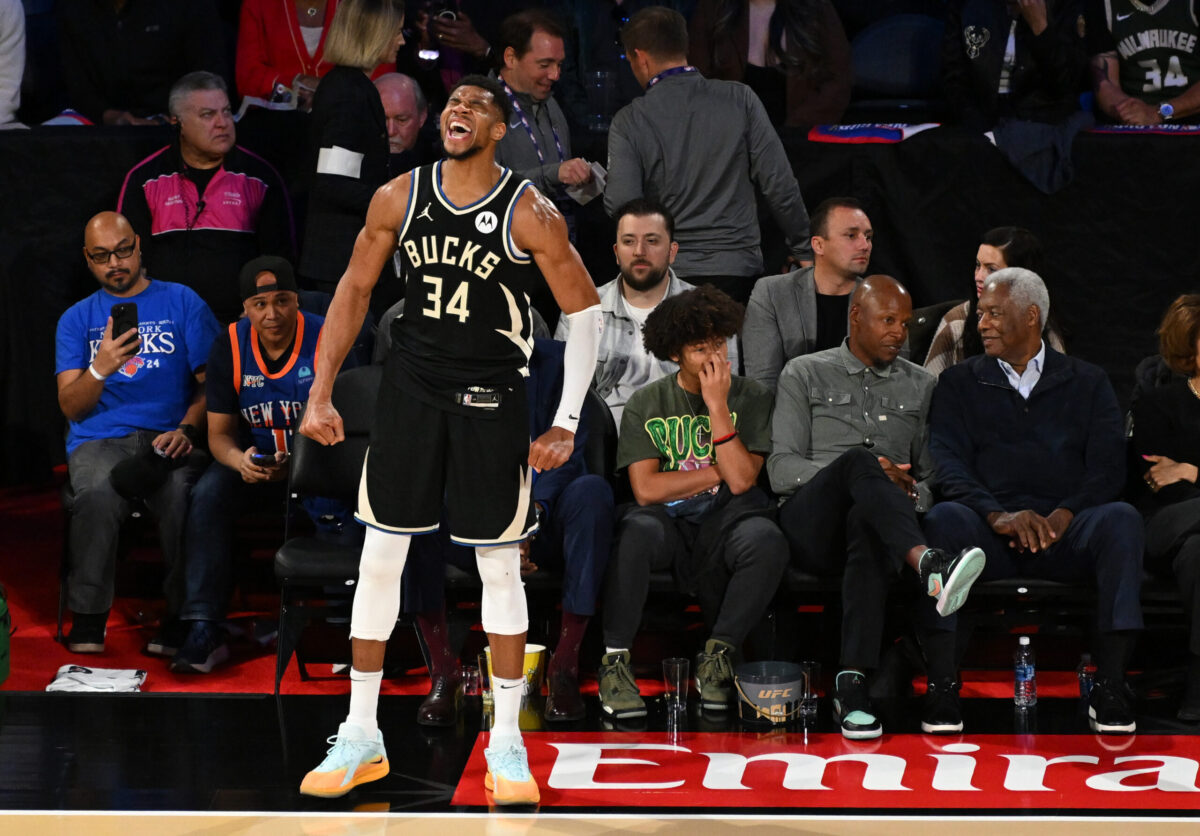 Giannis Antetokounmpo in azione con la maglia dei Milwaukee Bucks