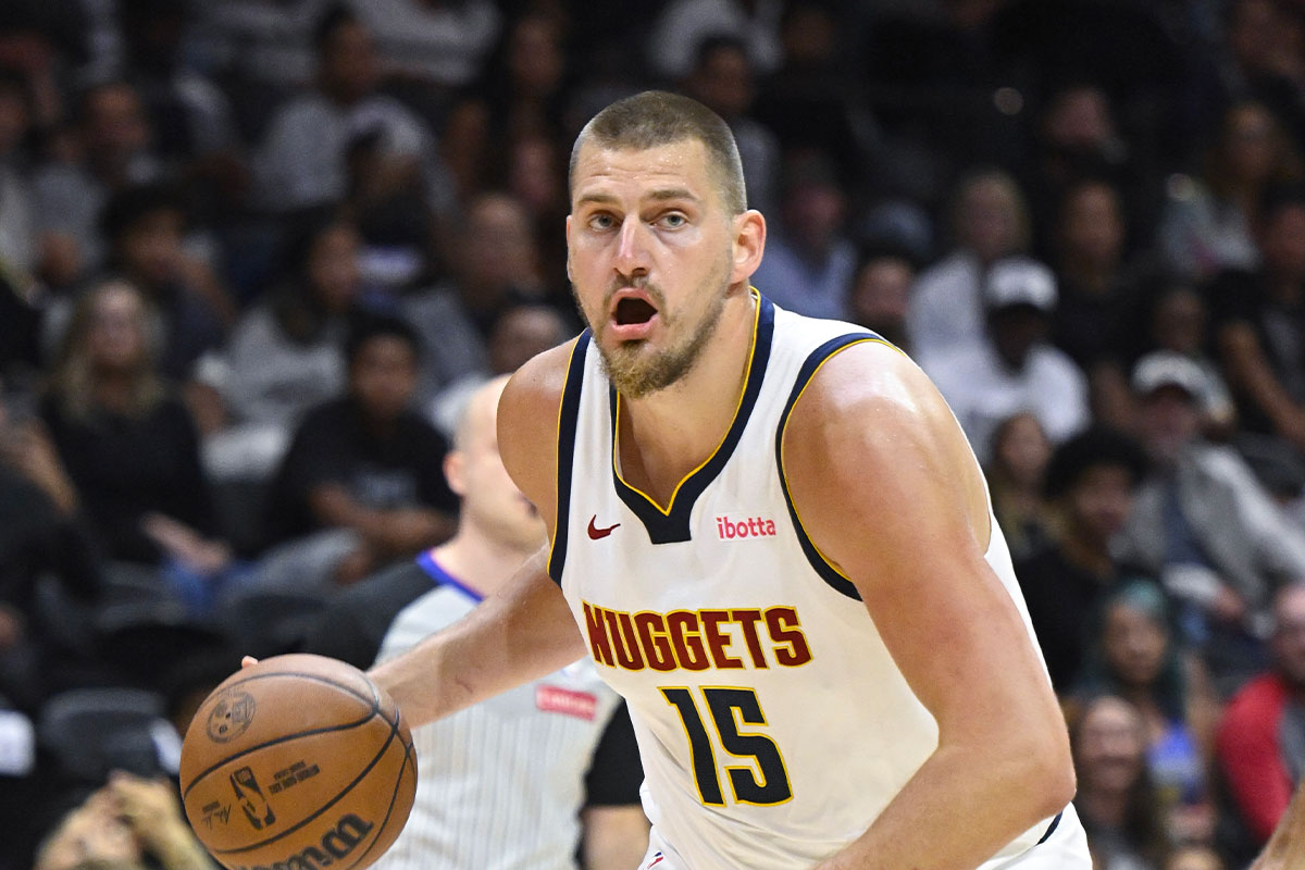 Nikola Jokic in azione con la maglia dei Denver Nuggets in pre season