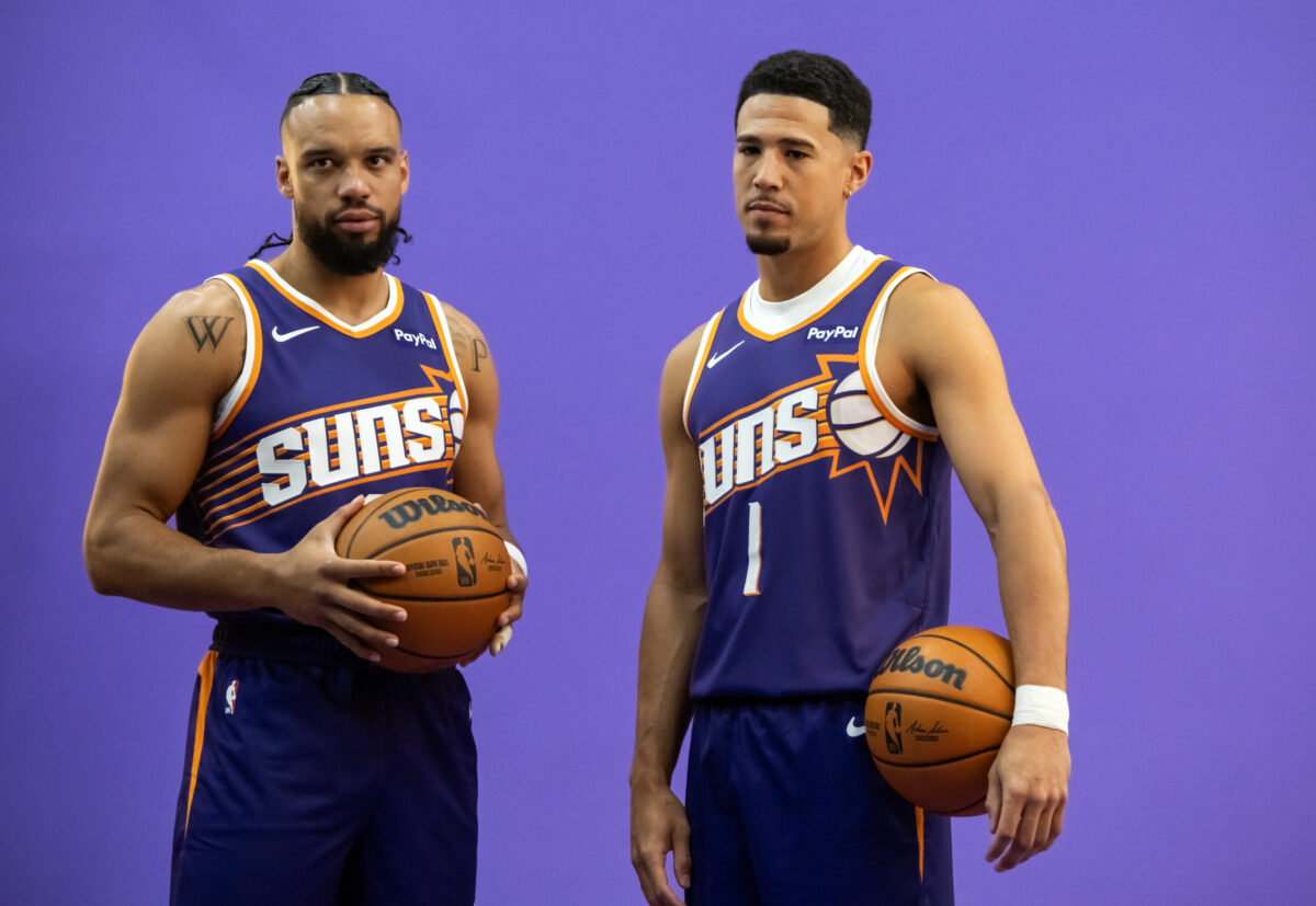 Dillon Brooks e Devin Booker in azione con i Phoenix Suns