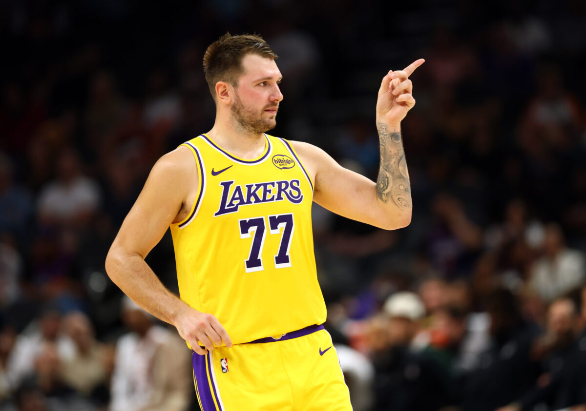 Luka Doncic in azione con la maglia dei Los Angeles Lakers
