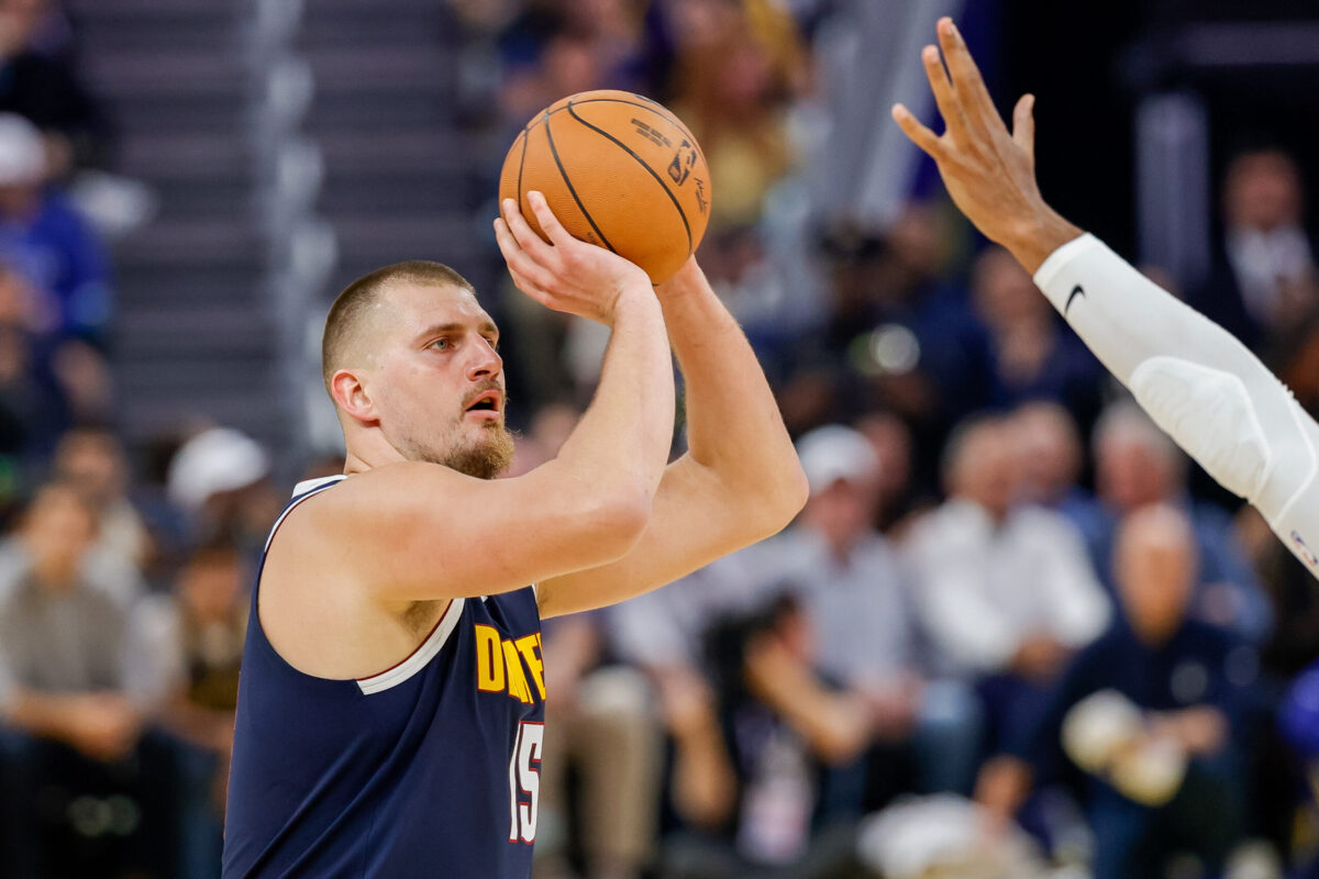 Nikola Jokic al tiro contro i Golden State Warriors