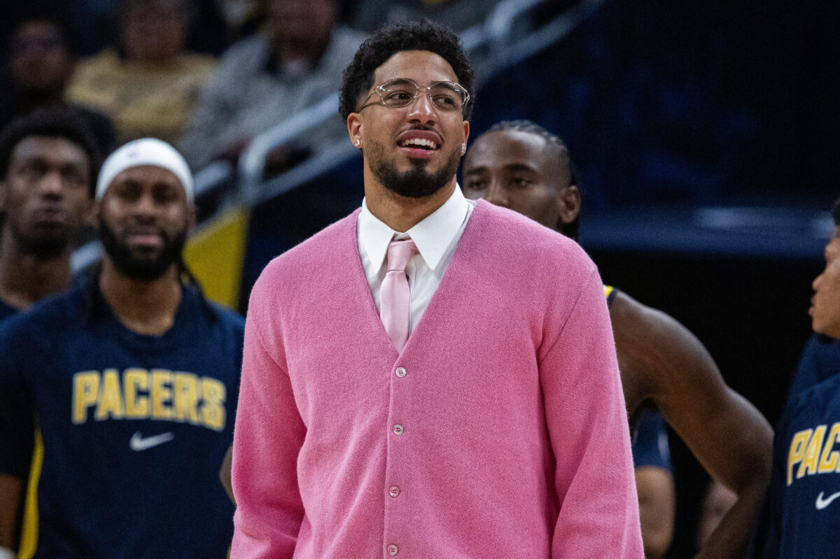 Tyrese Haliburton a bordo campo durante Thunder-Pacers